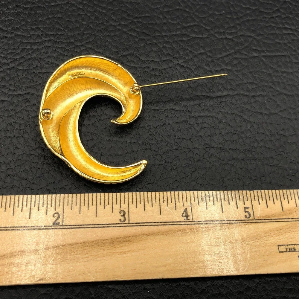 Monet Vintage Triple Curl‎ Brooch Textured Gold Tone Swirl Swoosh Curved MCM Pin